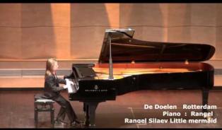 Embedded thumbnail for Rangel plays his own composition &amp;#039;&amp;#039;Little Mermaid&amp;#039;&amp;#039; in De Doelen, Rotterdam